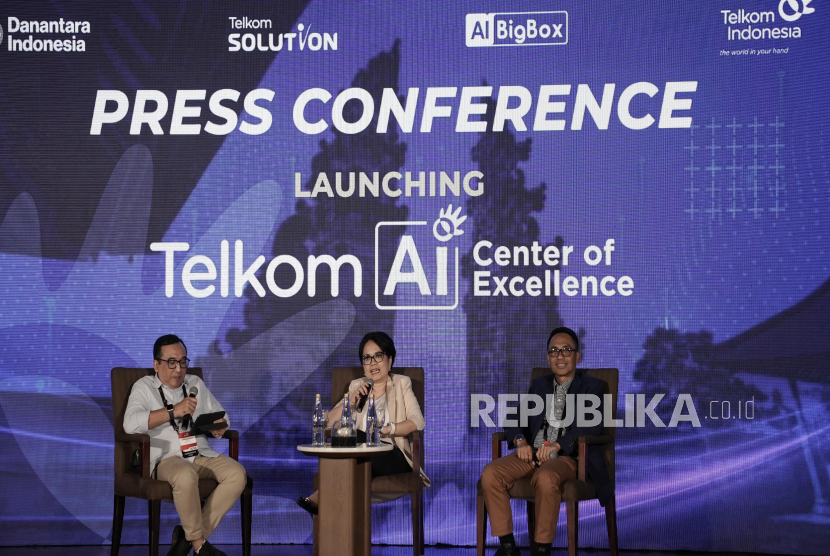 (kiri ke kanan) VP Corporate Communication Telkom Andri Herawan Sasoko, Direktur Enterprise & Business Service Telkom Veranita Yosephine, dan Direktur IT Digital Telkom Faizal Rochmad Djoemadi saat acara peluncuran Telkom AI Center of Excellence. 