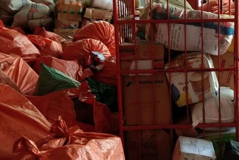 Kiriman barang untuk korban gempa Lombok yang menumpuk di kantor pos Mataram.