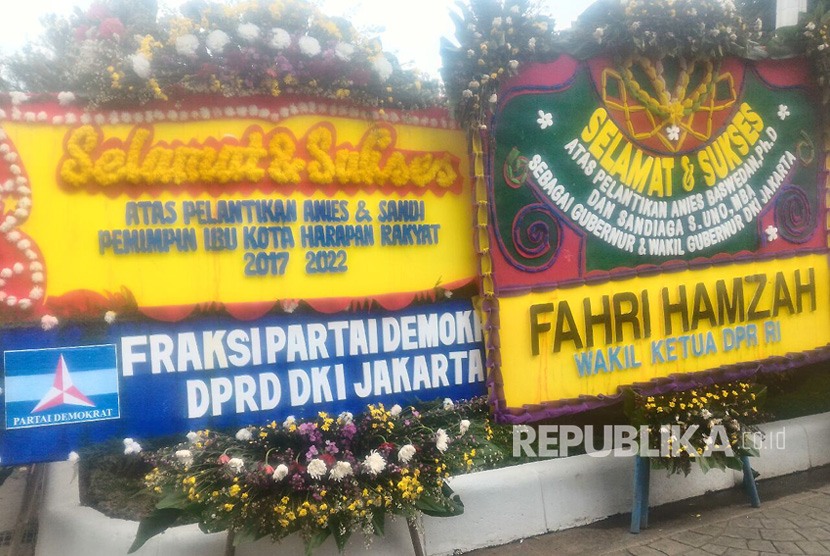 Kiriman bunga kepada Gubernur dan Wakil Gubernur Anies - Sandi dari pejabat pemerintah di Balaikota Jakarta, Senin (16/10) 