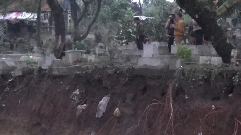 Kirmir yang berada di tempat pemakaman umum (TPU) Sirnaraga, Kecamatan Cicendo, Kota Bandung tergerus air sungai akibat hujan deras dengan intensitas tinggi, Selasa (4/10/2022). Akibatnya sebanyak 25 makam tergerus dengan tujuh diantaranya mengalami rusak parah. 