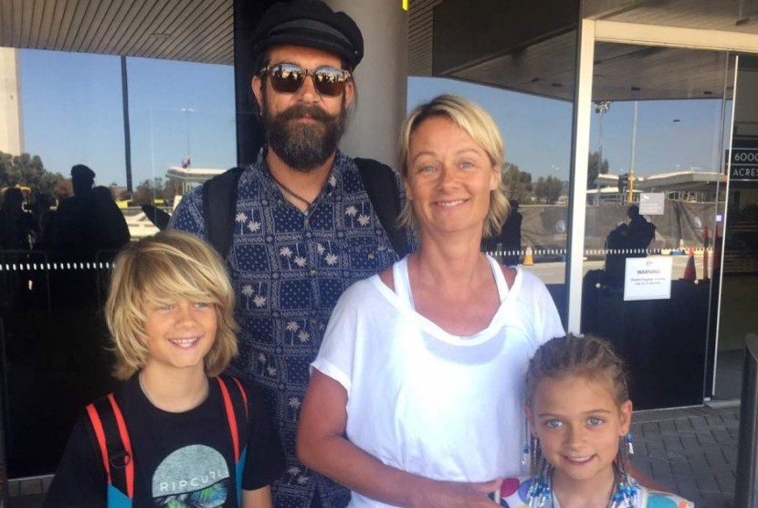 Kirsty Alexander, Damion Kuret, dan anak-anak mereka, Jack dan Lily Kret berada dalam penerbangan Jetstar yang mengalami kesalahan indikator rem. 