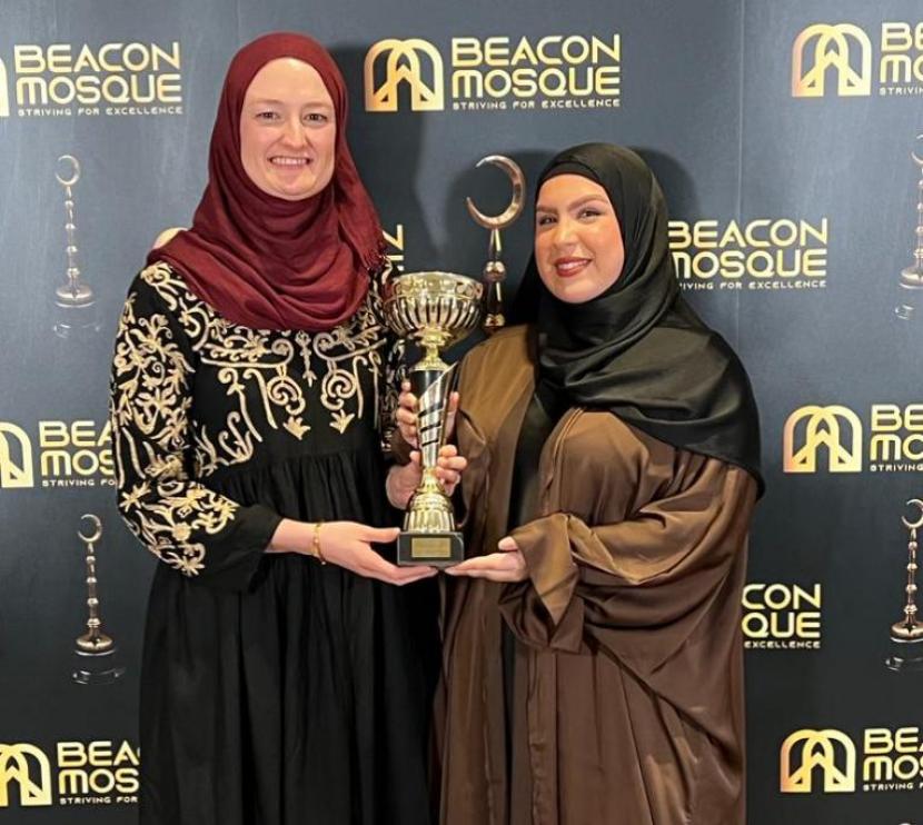 Kirsty dan Abbey menerima penghargaan Masjid British Beacon 2022 di London pada Sabtu (26/11/2022). Penghargaan diterima oleh Masjid dan Pusat Islam York  di Tang Hall, York, Inggris. Masjid York Dapat Penghargaan Nasional Dukungan Terbaik kepada Mualaf