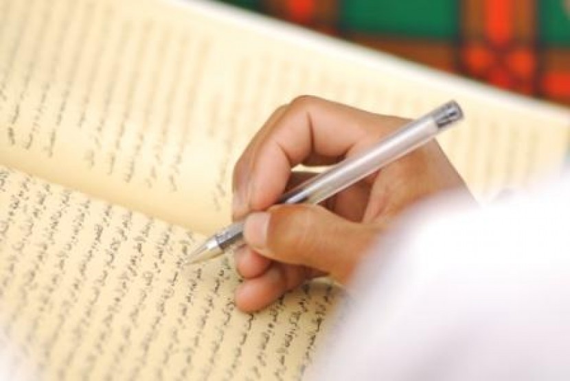 Pentingnya Belajar Islam dengan Sanad Jelas. Foto:   Kitab (ilustrasi).