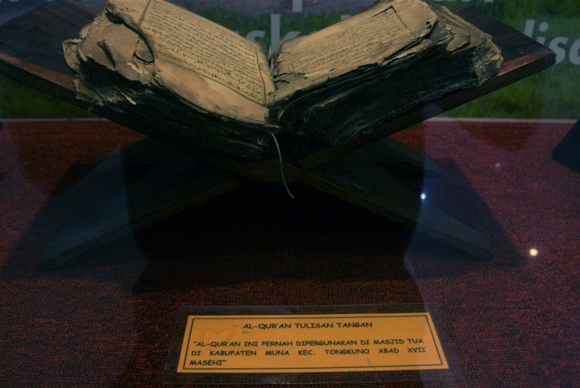 Kitab suci Alquran yang ditulis dengan tangan. (Ilustrasi)