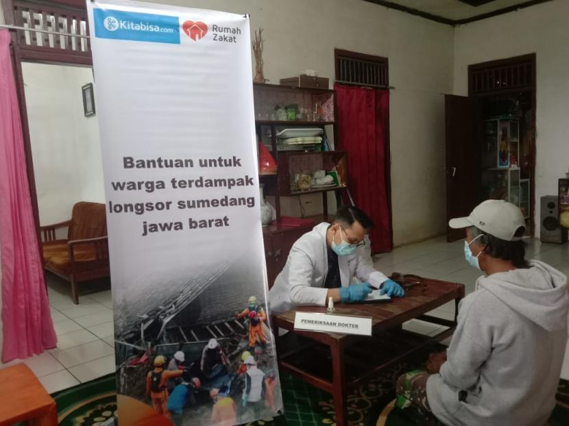  Kitabisa.com bersama Rumah Zakat kembali memberikan pelayanan kesehatan gratis dan pembagian sembako kepada warga yang berada di Desa Cihanjuang, Kabupaten Sumedang.