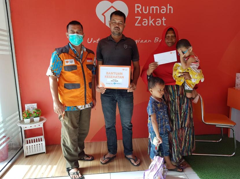 Kitabisa.com bersama Rumah Zakat melalui Cita Sehat Foundation menyalurkan bantuan kesehatan tahap kedua untuk Zulfikar di Desa Lamteumen Timur, Kecamatan Jaya Baru, Kota Banda Aceh. Bantuan tersebut diserahkan pada Rabu (7/4).
