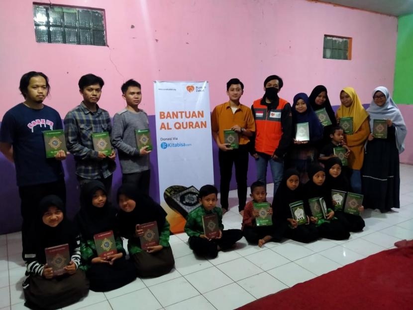 Kitabisa.com kembali berkolaborasi bersama Rumah Zakat menyalurkan 50 paket Syiar Quran untuk lokasi terdampak bencana, Ahad (20/9)