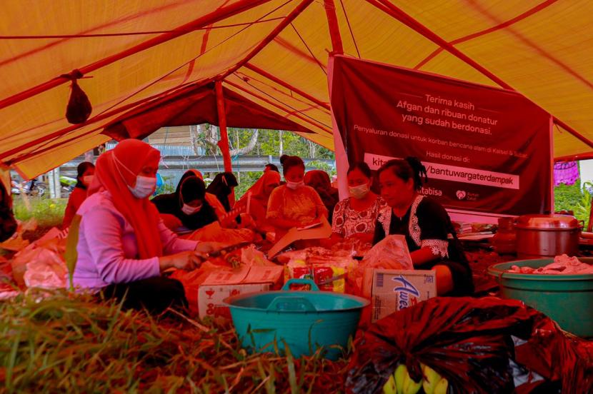 Kitabisa.com melalui Rumah Zakat mendirikan dapur umum yang diperuntukan bagi penyintas di Bukit Kadolan, Kelurahan Mamunyu, Kecamatan Mamuju, Kabupaten Mamuju, Sulawesi Barat.