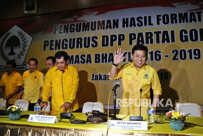 Ketua DPP Partai Golkar Setya Novanto (kanan) menyapa saat akan mengumumkan Formatur tentang Susunan Pengurus DPP Partai Golkar di Kantor DPP Partai Golkar, Jakarta, Senin (30/5).(Republika/Tahta Aidilla)