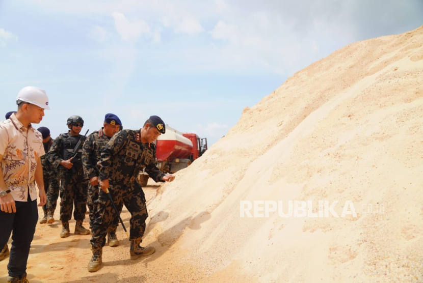 KKP melakukan penghentian aktivitas tambang dan reklamasi ilegal di tiga pulau Kepri.