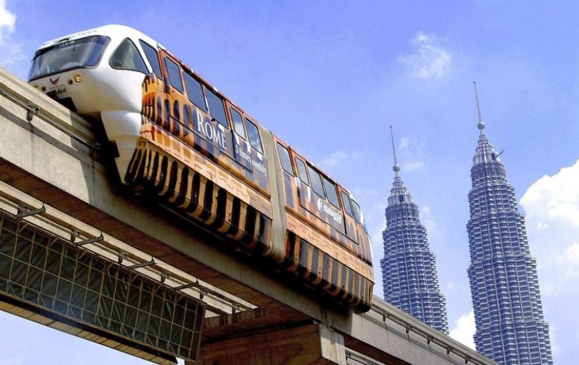 KL mengumumkan menutup sementara layanan transportasi publik di bawahnya. Transportasi jenis light rail transit (LRT), mass rapid transit (MRT) di beberapa rute dan Monorel Kuala Lumpur Sabtu (21/8) mulai pukul 09.00 hingga 15.00 ditutup untuk menjaga keamanan publik.