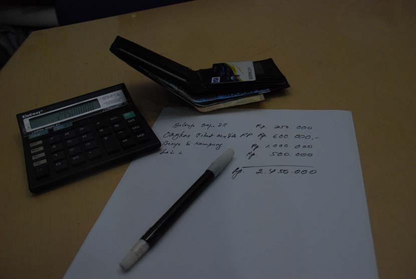 Kalkulasi hitung uang menggunakan kalkulator (ilustrasi).