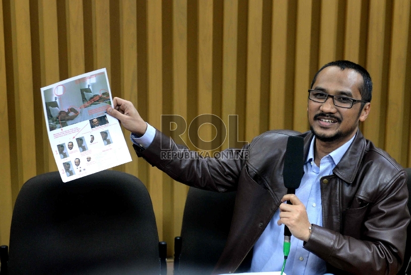Klarifikasi Foto. Ketua KPK Abraham Samad menunjukan foto syur mirip dirinya di Gedung KPK, Jakarta, Senin (2/2). 