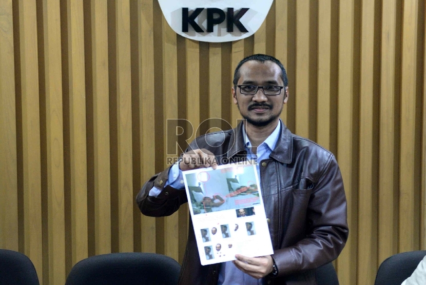 Klarifikasi Foto. Ketua KPK Abraham Samad menunjukan foto syur mirip dirinya di Gedung KPK, Jakarta, Senin (2/2).