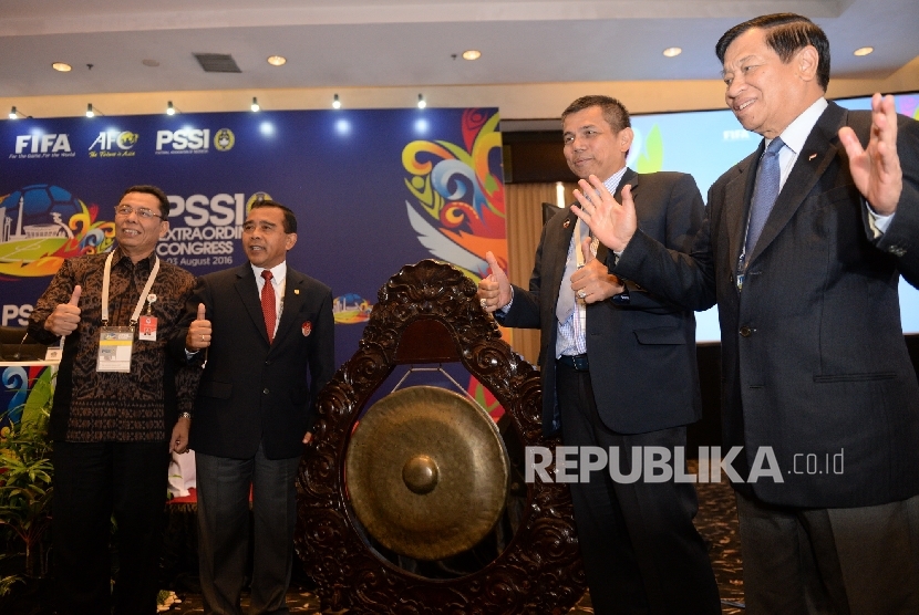 KLB PSSI. (dari kiri) Plt Sesmenpora Sakhyan Asmara, Ketua Umum KONI Tono Suratman, Plt Ketum PSSI Hinca Panjaitan, dan Ketua Dewan PSSI Agum Gumelar saat membuka Kongres Luar Biasa (KLB) PSSI di Ancol, Jakarta, Rabu (3/8).