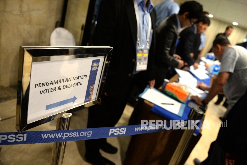 KLB PSSI. Peserta melakukan registrasi pada pembukaan Kongres Luar Biasa (KLB) PSSI di Ancol, Jakarta, Rabu (3/8).