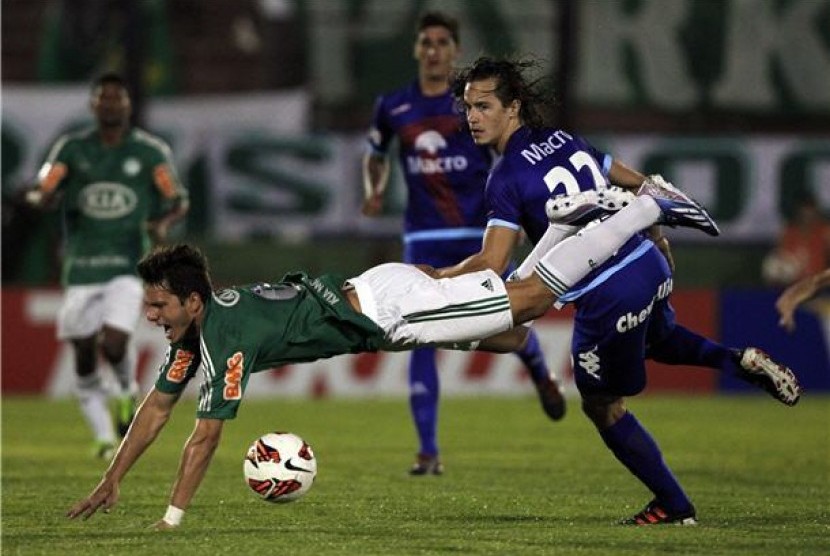 Kleber (kiri), pemain Palmeiras, terjatuh saat duel dengan pemain Tigre, Lucas Orban, pada laga Copa Libertadores di Buenos Aires, Argentina, Rabu (6/3). 