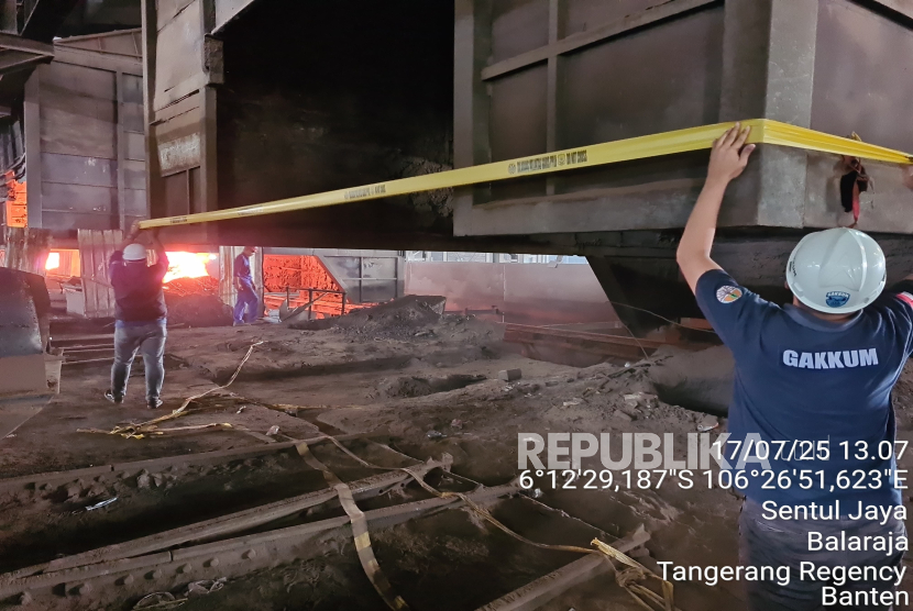 KLH melakukan penyegelan terhadap pabrik baja di Tangerang.