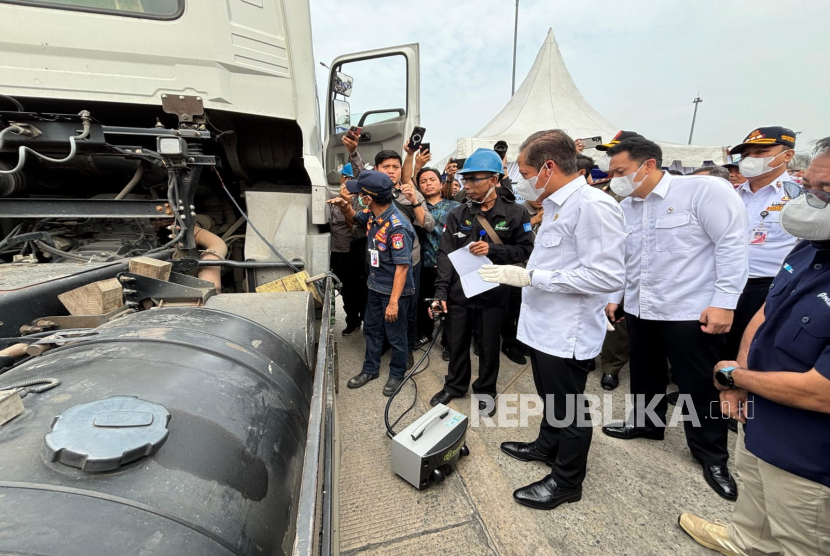 KLH menggelar uji emisi di kawasan industri. 