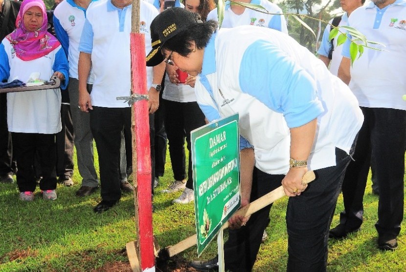 KLHK melakukan kegiatan penanaman pohon pada lahan aset KLHK seluas 5.000 meter persegi di Perumahan Pantai Indah Kapuk, Jakarta, Kamis (15/3).