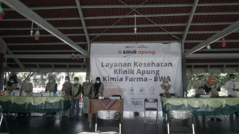 Klinik Apung Kimia Farma dan Badan Wakaf Alquran (BWA)  melayani kesehatan gratis di Kepulauan  Seribu, Jakarta.
