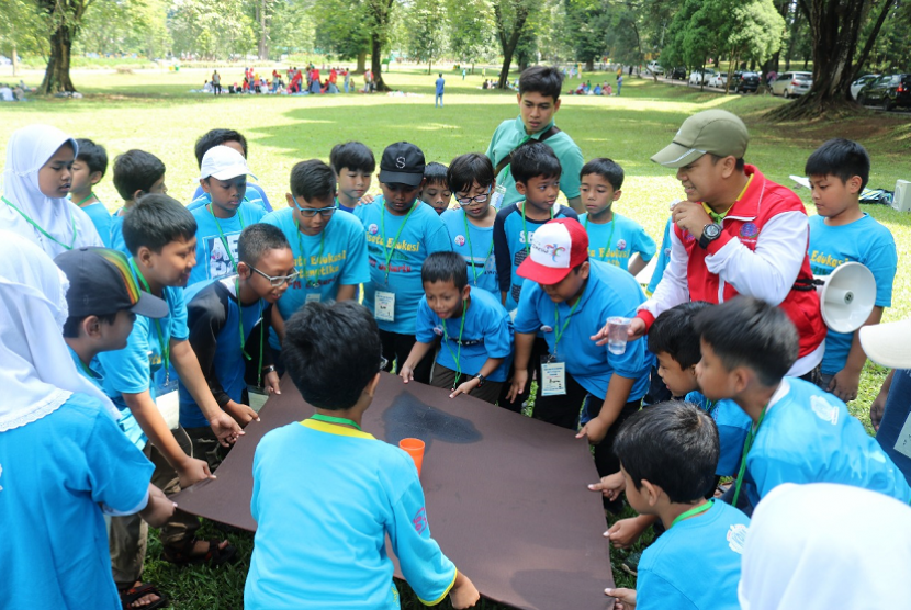 Klinik Pendidikan MIPA Cabang 7 Jakarta, mengikuti wisata pendidikan di Kebun Raya Bogor.