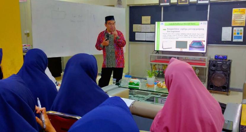 Klinik Pendidikan MIPA (KPM) bersama Pondok Pesantren Baitul Quran Al Askar Kendari adakan pelatihan Matematika Nalaria Realistik (MNR) untuk Guru MI di Ponpes tersebut, pada Jumat (5/11). 