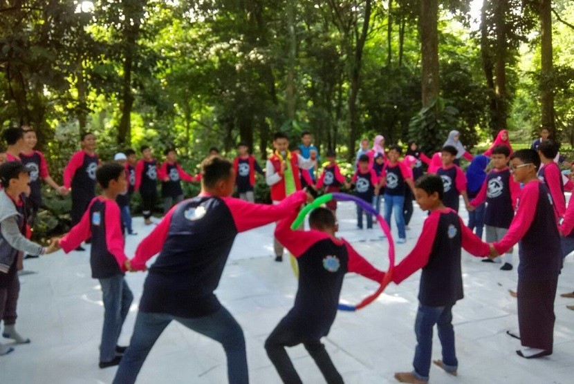   Klinik Pendidikan MIPA (KPM) Cabang 4 Bekasi menggelar kegiatan Fun and Math Science Outdoor Learning di Kebun Raya Bogor, 22 April 2018.