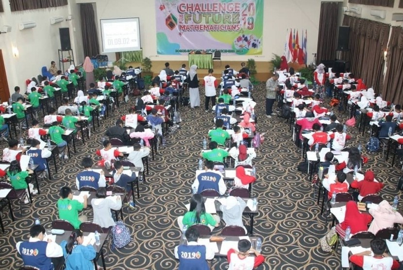 Klinik Pendidikan MIPA (KPM) kembali dipercaya menjadi tuan rumah perhelatan internasional yang bertajuk Challenge For Future Mathematicians (CFM) 2019