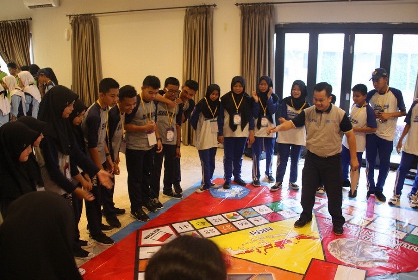 Klinik Pendidikan MIPA (KPM) kembali menyajikan Permainan Matematika Bela Negara (PMBN) kerja sama dengan Direktorat Pembinaan SMP, Kemendikbud RI, dengan diikuti 630 peserta Kawah Kepemimpinan Pelajar (KKP) di Bogor Green Forest, Rabu (02/10). 