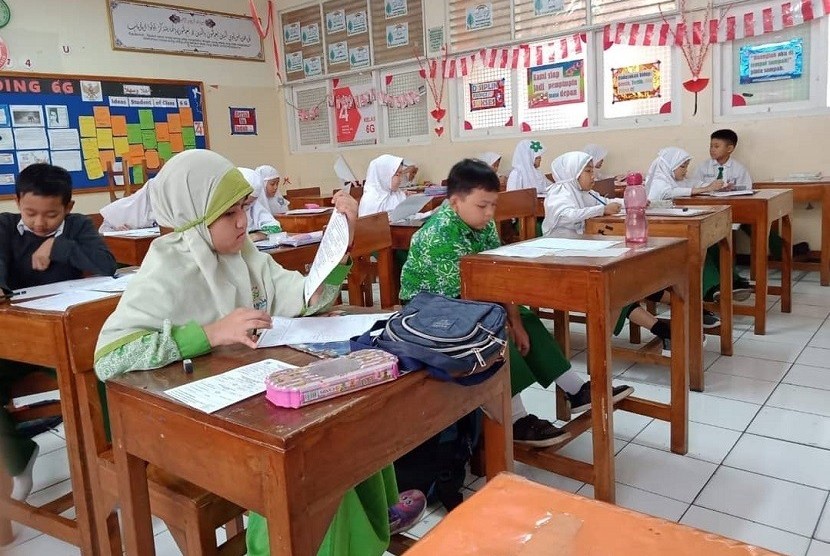 Klinik Pendidikan MIPA (KPM) menggelar perhelatan yang bertajuk “Babak Penyisihan Kompetisi Matematika Nalaria Realistik (KMNR) se-Indonesia Ke-15, Ahad (24/11).