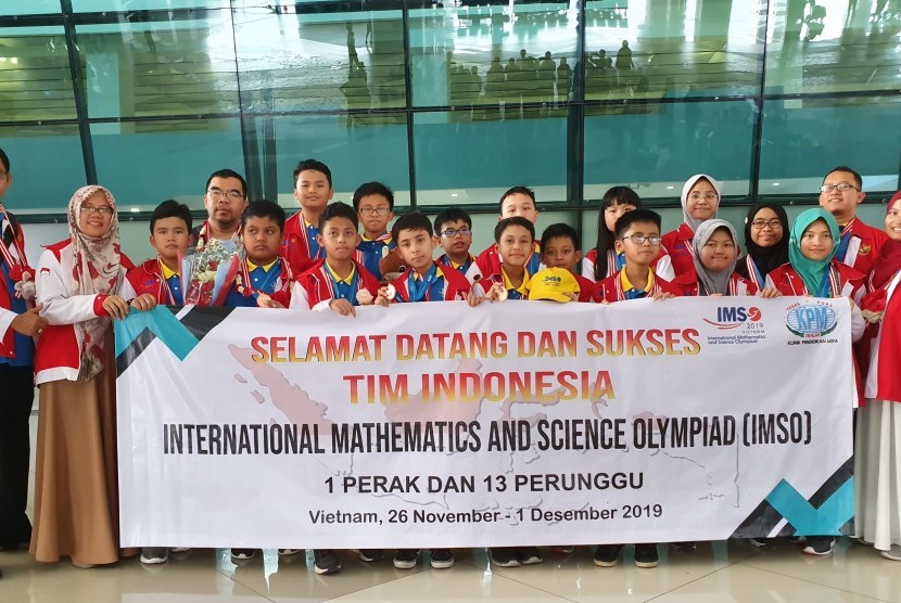 Klinik Pendidikan MIPA meraih 1 medali perak dan 13 medali perunggu di ajang “International Mathematics and Science Olympiad” (IMSO) di Hanoi, Vietnam.