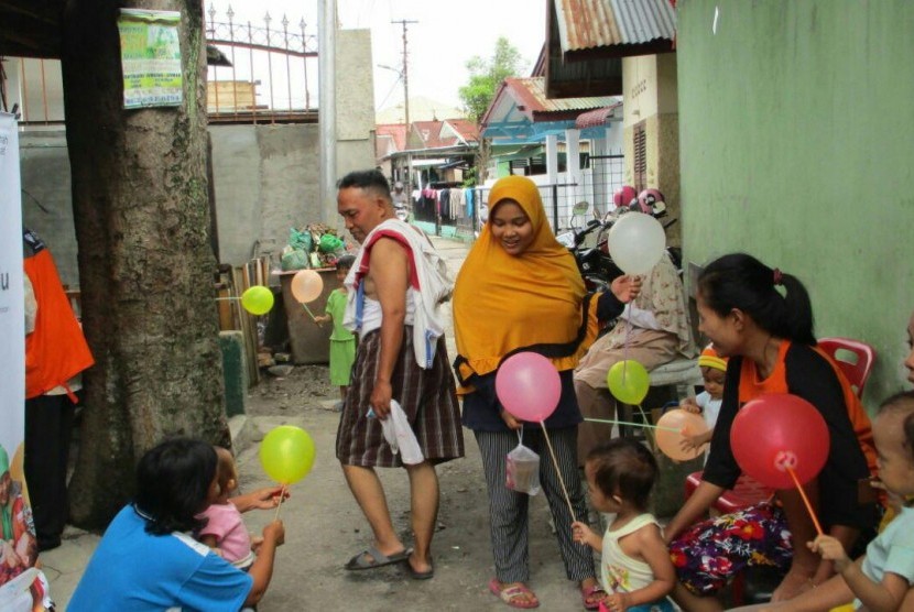 Klinik Pratama Rumah Zakat Al-Ummah kembali memberikan balon warna-warni sebagai penarik perhatian balita agar nyaman untuk hadir di pelayanan posyandu gang Sulung, Matsum II Kota Medan. 