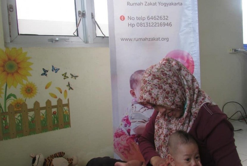 Klinik Pratama Rumah Zakat Bantul mengadakan Pijat Bayi.