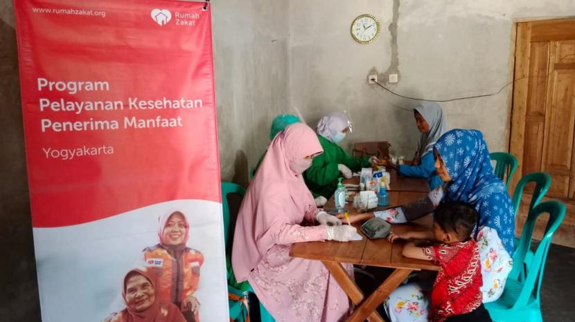 Klinik Rumah Zakat bekerjasama dengan Muallaf Center Yogyakarta melakukan pemeriksaan tensi dan cek metabolic bagi para Muallaf dan Dhuafa di Dusun Gumuk, JatiSawangan, Magelang pada pukul 10.30 WIB, Ahad (20/3/2022).