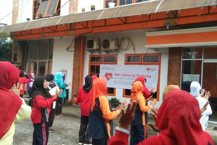 Klinik Rumah Zakat Medan Bersama UPT Puskesmas Kota Matsum II menyelenggarakan jalan sehat dan senam jantung sehat. 