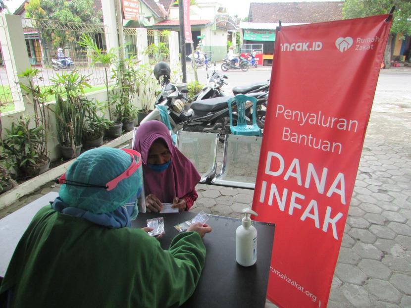 Klinik Rumah Zakat Yogyakarta kembali memberikan pemeriksaan kesehatan gratis untuk warga. Kali ini, pemeriksaan kesehatan dilakukan kepada Mujinah, yang mengeluhkan kondiisi dengkul dan kakinya yang terasa sakit.