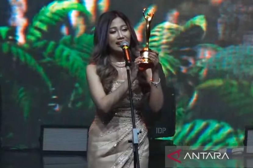  Klip video Tertawan Hati dari Awdella mendapatkan penghargaan khusus sebagai Video Musik Favorit dalam ajang AMI Awards ke-26 di JIEXpo Kemayoran Jakarta, Rabu (8/11) malam.