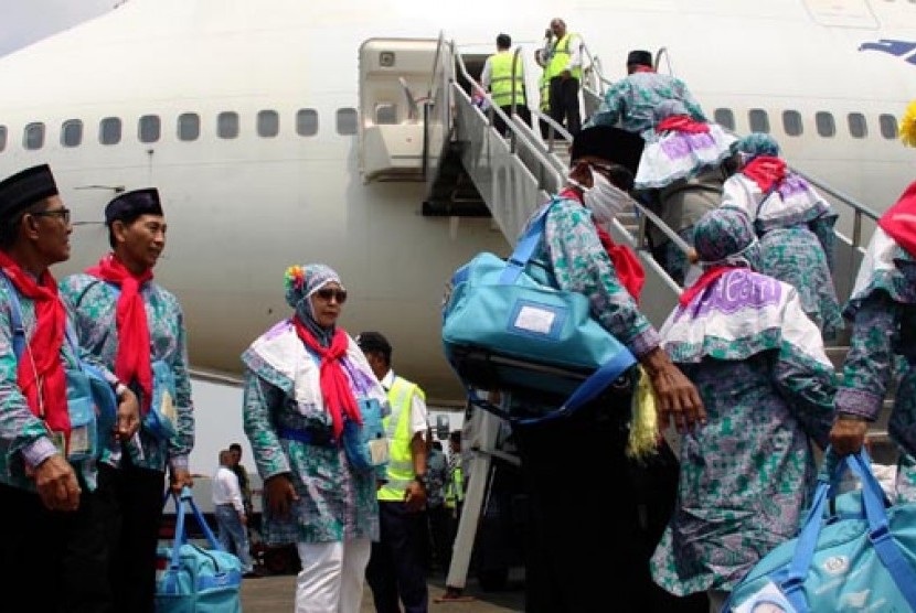 Kloter Pertama Haji Embarkasi Jakarta: Calon jemaah haji kelompok terbang (kloter) pertama embarkasi Jakarta menaiki pesawat di Bandara Halim Perdana Kusuma, Jakarta, Selasa (10/9).