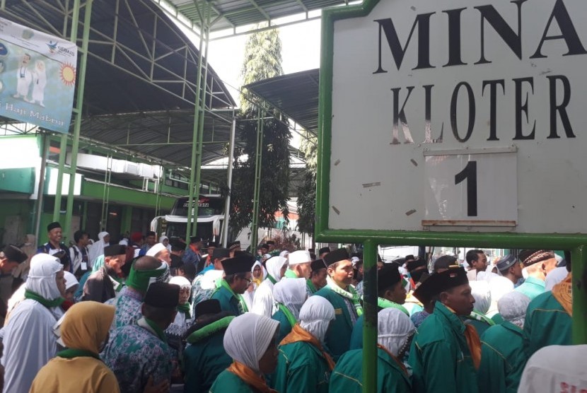 Kloter pertama jamaah calon haji embarkasi Surabaya mulai masuk Asrama Haji Sukolilo, Surabaya, Senin (16/7).