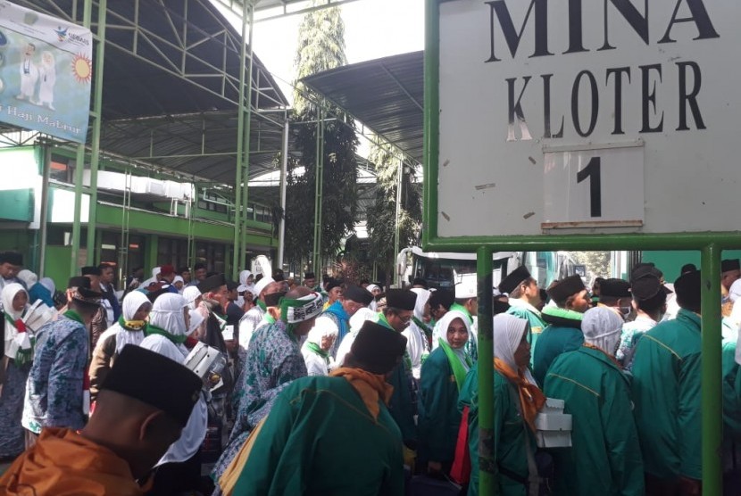 Kloter pertama jamaah calon haji embarkasi Surabaya mulai masuk Asrama Haji Sukolilo, Surabaya, Senin (16/7). 