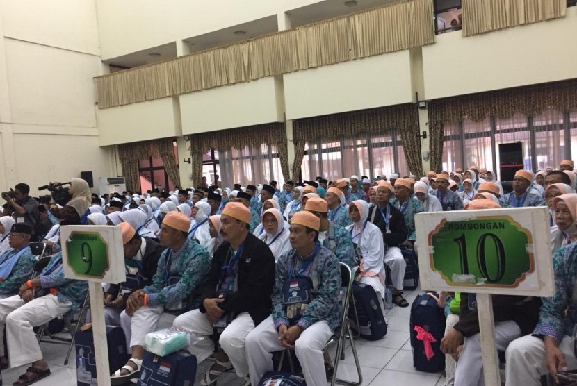 Kloter pertama Jamaah haji asal Kabupaten Sumedang telah tiba di Asrama Haji Embarkasi Bekasi, Selasa (17/7). 