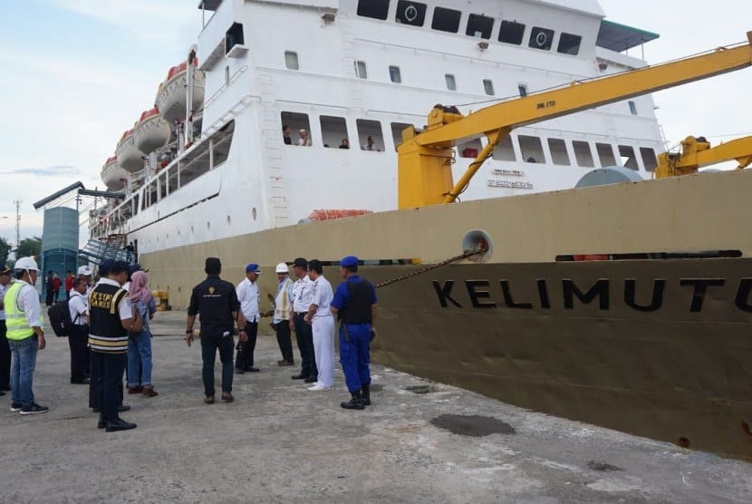 Lonjakan arus mudik mulai terjadi di Pelabuhan Sampit Ibu kota Kabupaten Kotawaringin Timur Provinsi Kalimantan Tengah dan hingga kini tercatat 1.368 orang penumpang diangkut dua kapal dengan kota tujuan Semarang dan Surabaya.  Tampak  KM Kelimutu siap diberangkatkan dari Pelabuhan Sampit, Kalimantan Tengah. 