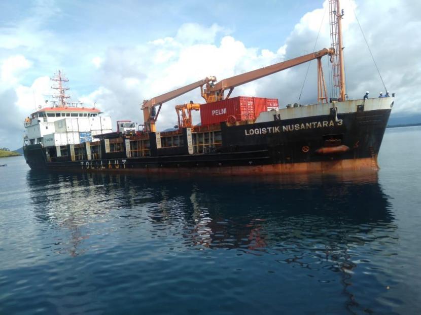 KM Logistik Nusantara 3 dengan rute Surabaya-Makassar-Jailolo-Morotai mengangkut puluhan kontainer kopra dan perikanan ke Pulau Jawa.