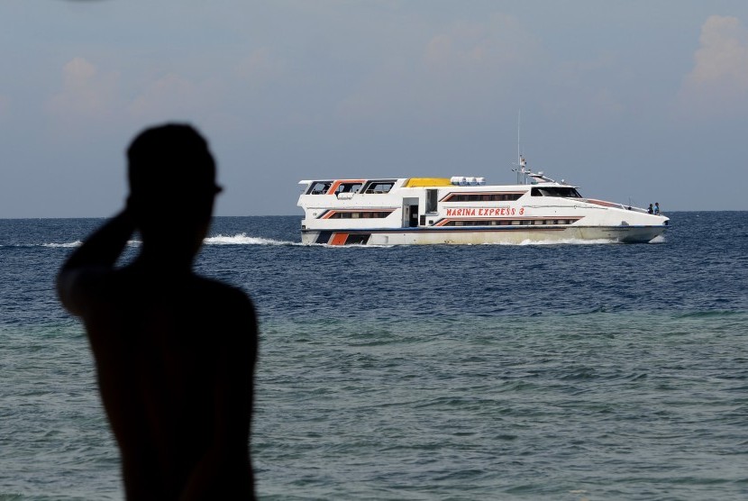 KM Marina Express 3 melakukan pencarian di Perairan Teluk Bone, Kolaka Utara, Sulawesi Tenggara, Selasa (22/12).