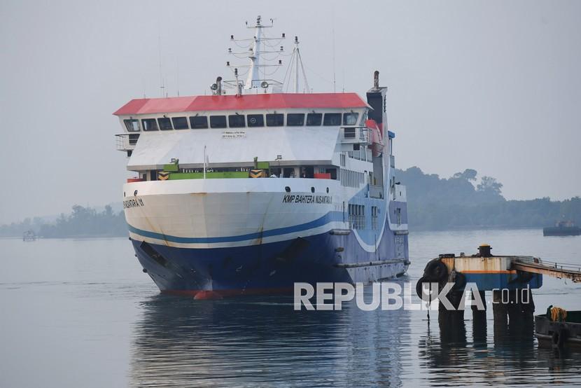 KMP Bahtera Nusantara 01 bersiap untuk bersandar di Pelabuhan Penyebrangan Tanjung Uban, Kepulauan Riau, Rabu (9/6/2021). PT ASDP Indonesia Ferry (Persero) memastikan siap untuk mengoperasikan KMP Bahtera Nusantara 03.
