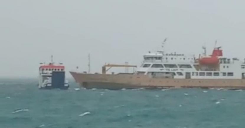 KMP Namparnos yang mengalami kondisi terbawa arus (larat) dan mesin mati sehingga terbawa arus kencang ke arah kapal Camara Nusantara 6.