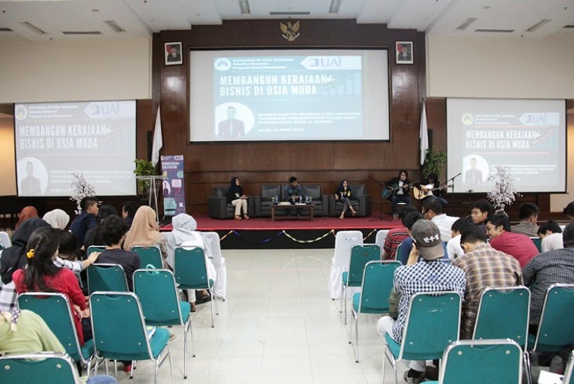 KMPS Manajemen Universitas Al Azhar Indonesia mengadakan seminar wirausaha.