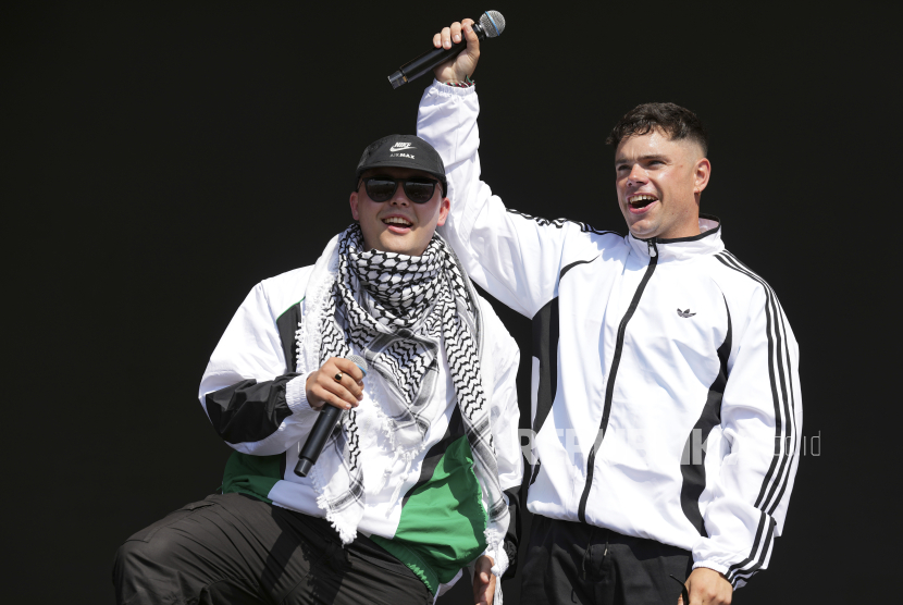 Kneecap tampil selama Festival Glastonbury di Worthy Farm, Somerset, Inggris, pada Sabtu (28/6/2025).