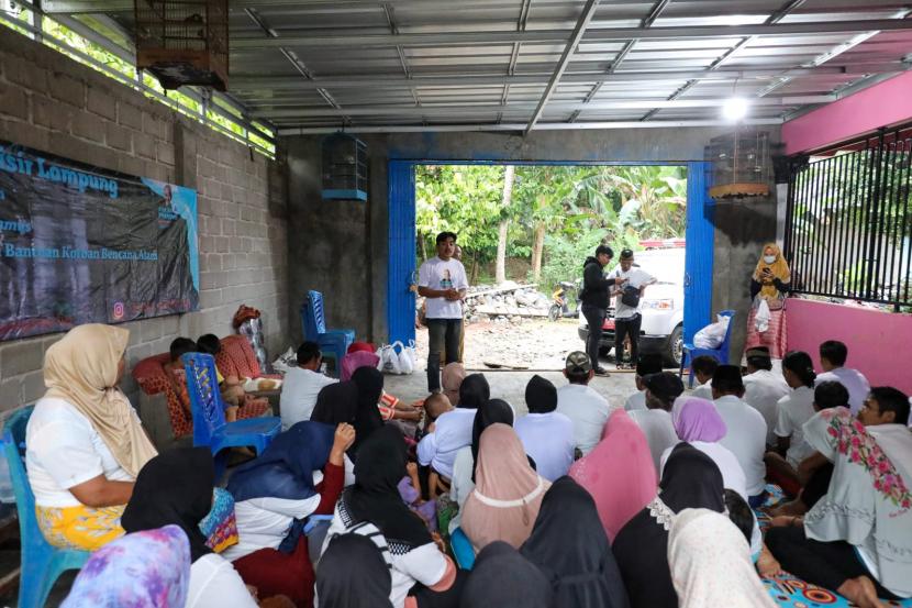 KNP memberikan bantuan untuk korban bencana banjir bandang di Desa Sri Katon, Kecamatan Semaka, Kabupaten Tanggamus, Lampung. 